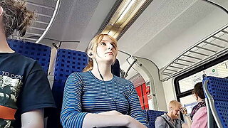 Hübsche Blondine im Zug